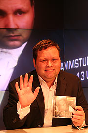 Netter Kerl! Die neue DVD wurde vorgestellt, und Paul Potts schrieb Autogramme im Saturn auf der Theresienhöhe, München (Foto. Martin Schmitz)